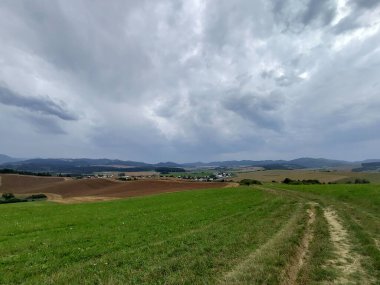 Tarlaları olan güzel dağ manzarası
