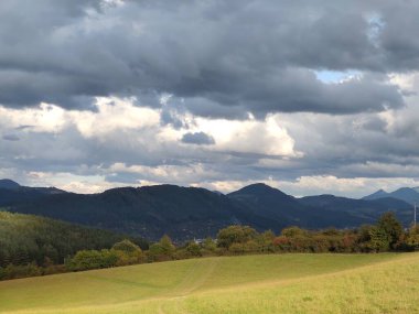 Gündüzleri güzel dağ manzarası