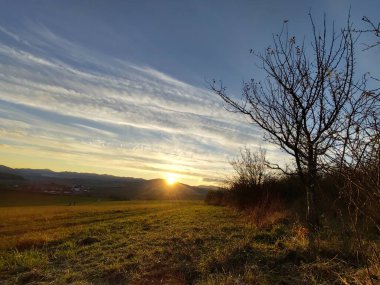 Gün batımında güzel dağ manzarası