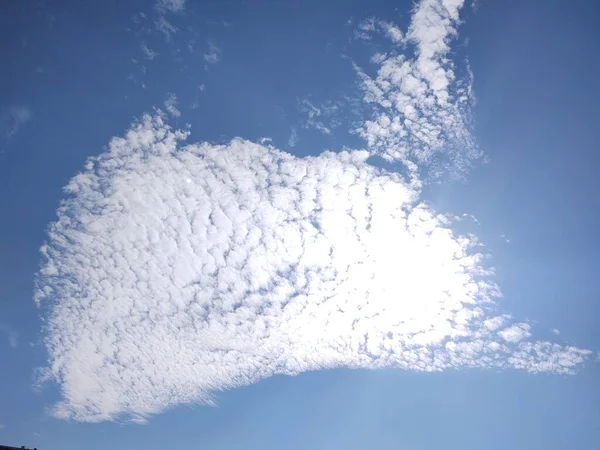 Nuvole Bianche Nel Cielo Blu Sullo Sfondo — Foto Stock