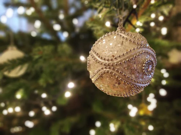 Noel Ağacı Süsleme Ile Yakın Çekim — Stok fotoğraf