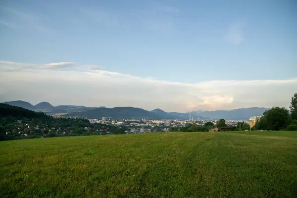 Bela Paisagem Montanhosa Com Campos — Fotografia de Stock