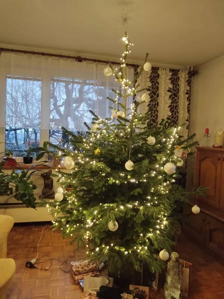 Árbol Navidad Con Regalos Juguetes Casa — Foto de Stock