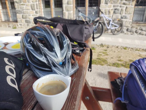 Taza Café Equipo Bicicleta Mesa Madera — Foto de Stock