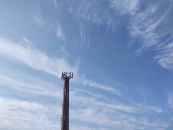 Telekomunikační Věž Oblačném Pozadí Oblohy — Stock fotografie
