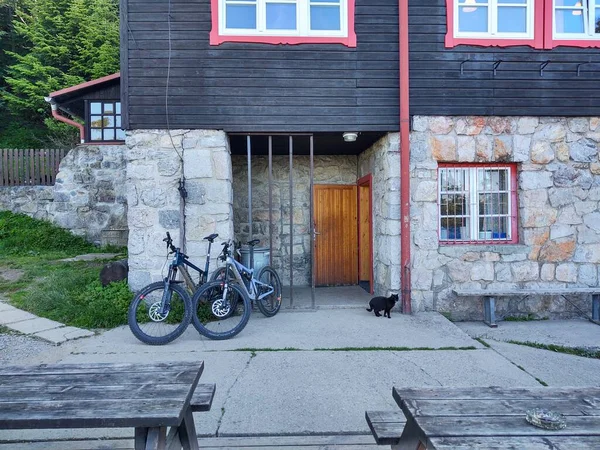 Vecchia Casa Mattoni Con Biciclette — Foto Stock