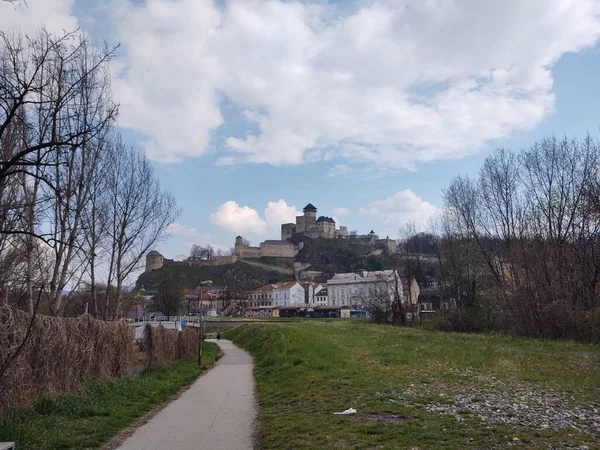 Straße Zur Europäischen Stadt Mit Mittelalterlicher Burg Auf Einem Hügel — Stockfoto
