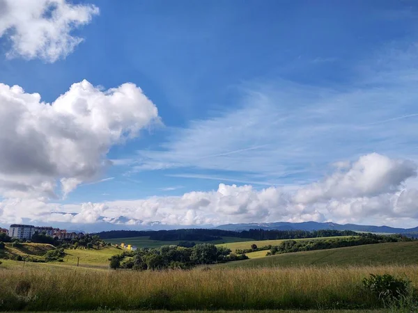 Piękny Krajobraz Górski Miastem Tle — Zdjęcie stockowe