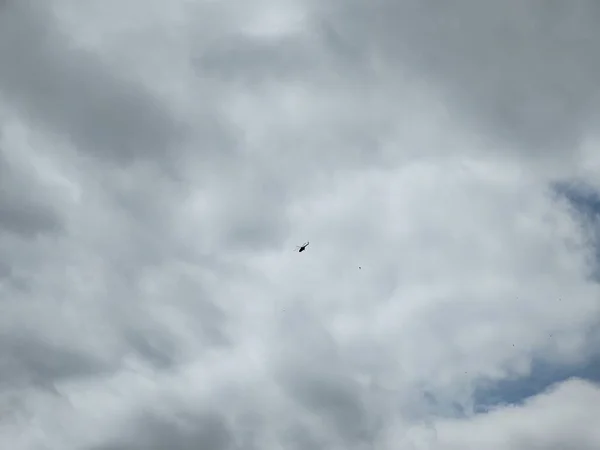 Helicóptero Voando Céu Nublado — Fotografia de Stock