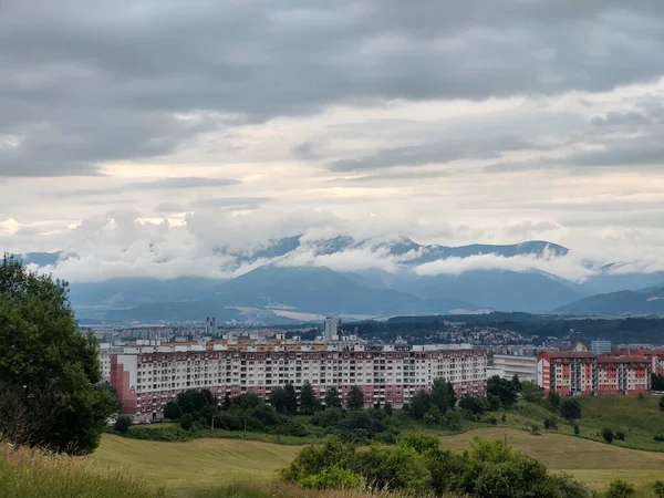 Όμορφο Ορεινό Τοπίο Πεδίο Και Την Πόλη Στην Ευρώπη — Φωτογραφία Αρχείου