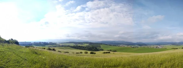 Красивий Краєвид Полем Зеленої Трави Хмарним Небом — стокове фото