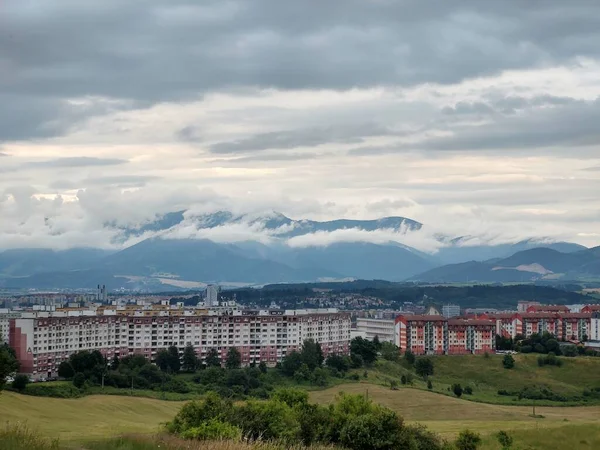 Avrupa Tarlası Şehri Olan Güzel Bir Dağ Manzarası — Stok fotoğraf