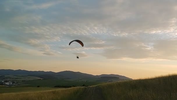 Paralotnia Lecąca Spadochronie Podczas Zachodu Słońca Łące Słowacja — Wideo stockowe