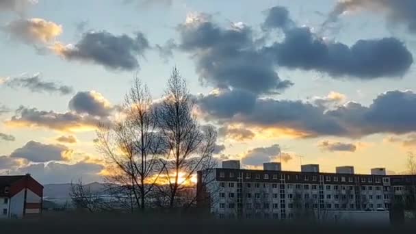 Moln Timelapse Staden Soluppgång Och Solnedgång Vackra Moln Över Ängen — Stockvideo