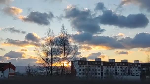 Σύννεφα Timelapse Στην Πόλη Ανατολή Και Ηλιοβασίλεμα Όμορφα Σύννεφα Πάνω — Αρχείο Βίντεο