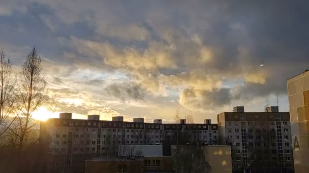 Σύννεφα Timelapse Στην Πόλη Ανατολή Και Ηλιοβασίλεμα Όμορφα Σύννεφα Πάνω — Αρχείο Βίντεο