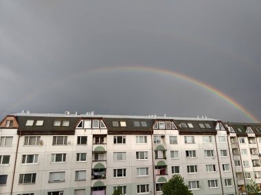 Şehirde gökkuşağı eht tepeleri ve evler üzerinde. Slovakya