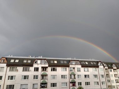 Şehirde gökkuşağı eht tepeleri ve evler üzerinde. Slovakya