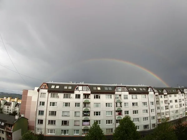 Şehirde gökkuşağı eht tepeleri ve evler üzerinde. Slovakya