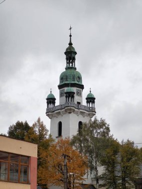 Eski bir kale ya da tepede ya da şehirde bir kilise. Slovakya