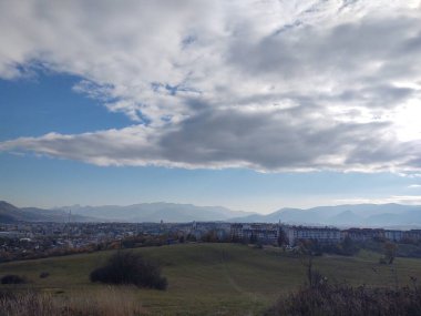Dağları ve mavi gökyüzü olan güzel bir manzara.