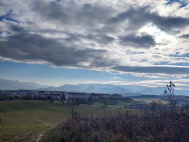 Arkasında bir dağ olan güzel bir manzara.