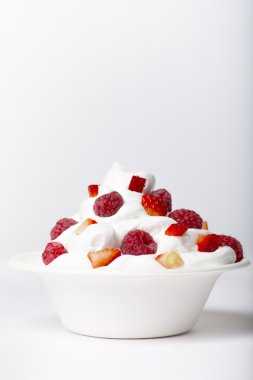 Ahududu ile dondurulmuş yoğurt