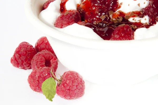 Frozen yogurt with raspberries — Stock Photo, Image