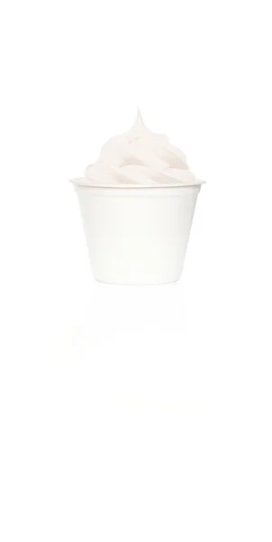 Yogur helado en taza blanca — Foto de Stock