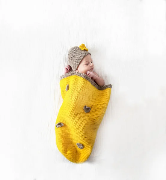 Bebê amarelo — Fotografia de Stock