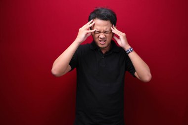 Genç Asyalı bir adamın el hareketiyle kafası karışmış ve stresli yüzü. Reklam modeli konsepti.