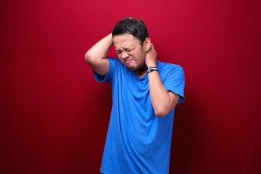 Genç Asyalı bir adamın el hareketiyle kafası karışmış ve stresli yüzü. Reklam modeli konsepti.