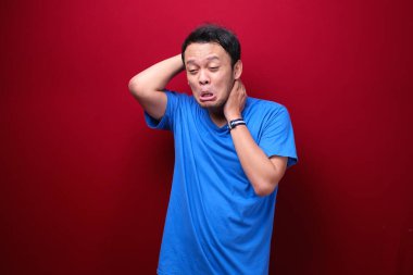 Genç Asyalı bir adamın el hareketiyle kafası karışmış ve stresli yüzü. Reklam modeli konsepti.