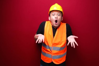 Eli açık Asyalı genç bir adamın şok olmuş yüzü. Reklam modeli konsepti.