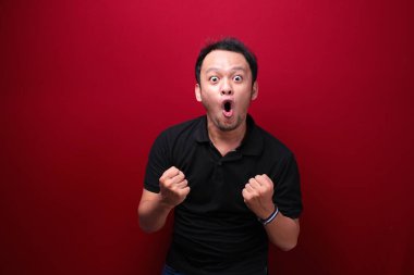 Eli açık Asyalı genç bir adamın şok olmuş yüzü. Reklam modeli konsepti.