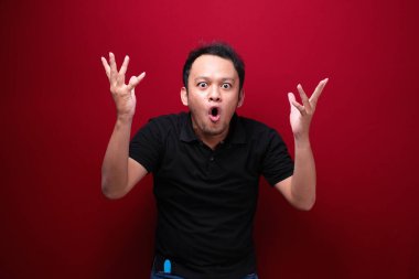 Eli açık Asyalı genç bir adamın şok olmuş yüzü. Reklam modeli konsepti.