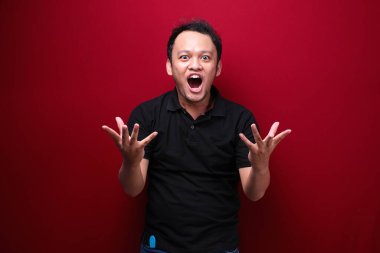 Eli açık Asyalı genç bir adamın şok olmuş yüzü. Reklam modeli konsepti.