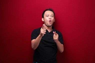 Eli açık Asyalı genç bir adamın şok olmuş yüzü. Reklam modeli konsepti.