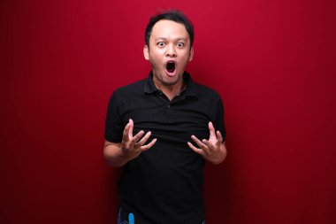 Eli açık Asyalı genç bir adamın şok olmuş yüzü. Reklam modeli konsepti.
