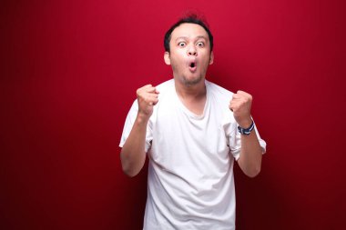 Eli açık Asyalı genç bir adamın şok olmuş yüzü. Reklam modeli konsepti.