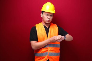 Kafası karışmış ve stresli Asyalı genç bir adam saati görünce