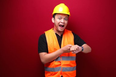 Mutlu Asyalı genç işçiler nöbeti görünce