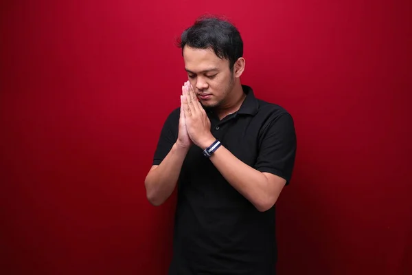 Tenang Pria Asia Yang Tampan Berdoa Dengan Mata Tertutup Pemuda — Stok Foto