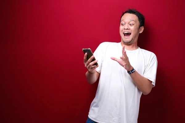 Pemuda Asia Terkejut Ketika Melihat Dan Menunjuk Smartphone — Stok Foto
