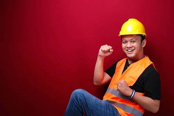 Ευτυχισμένος Ενθουσιασμένος Και Χαμογελαστός Νεαρός Ασιάτης Εργάτης Σηκώνει Χέρι Του — Φωτογραφία Αρχείου