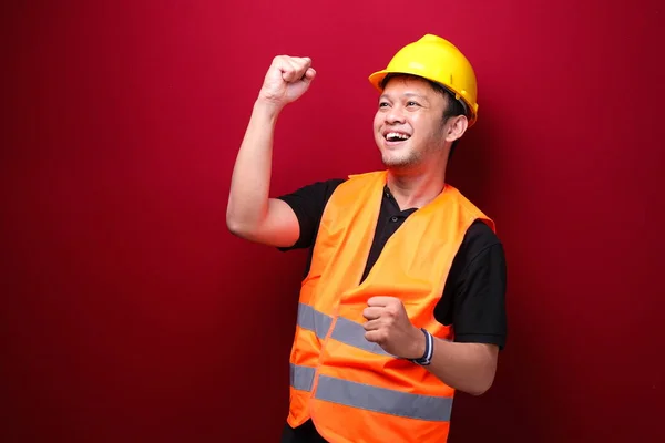 Feliz Animado Sorridente Jovem Trabalhador Asiático Levantando Braço Para Celebrar — Fotografia de Stock