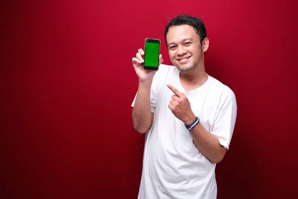 Sourire Jeune Asiatique Homme Pointant Sur Vert Blanc Espace Sur — Photo