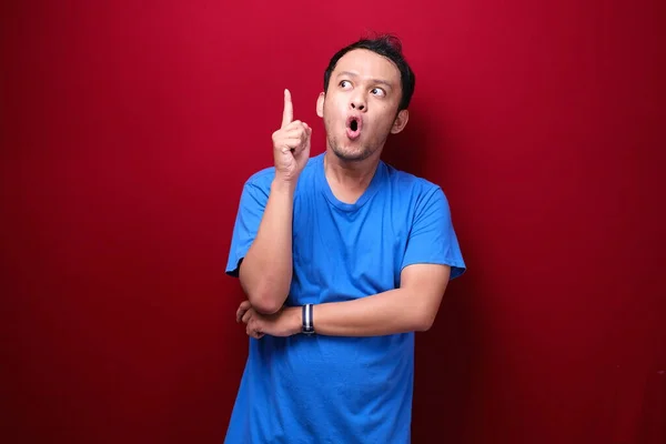 Şok Genç Asyalı Adam Şaşırdı Haykırıyor Elleri Kırmızı Arka Planda — Stok fotoğraf