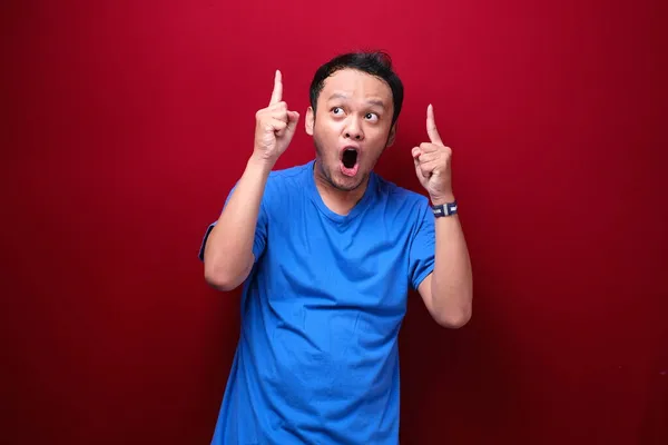 Shock Joven Asiático Hombre Sorprendido Gritando Wow Con Apuntar Arriba — Foto de Stock