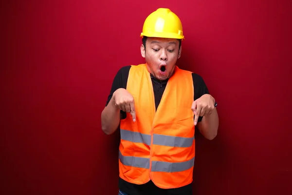 Wow Young Asian Man Worker Surprised Shouting Pointing Bottom His — Stock Photo, Image